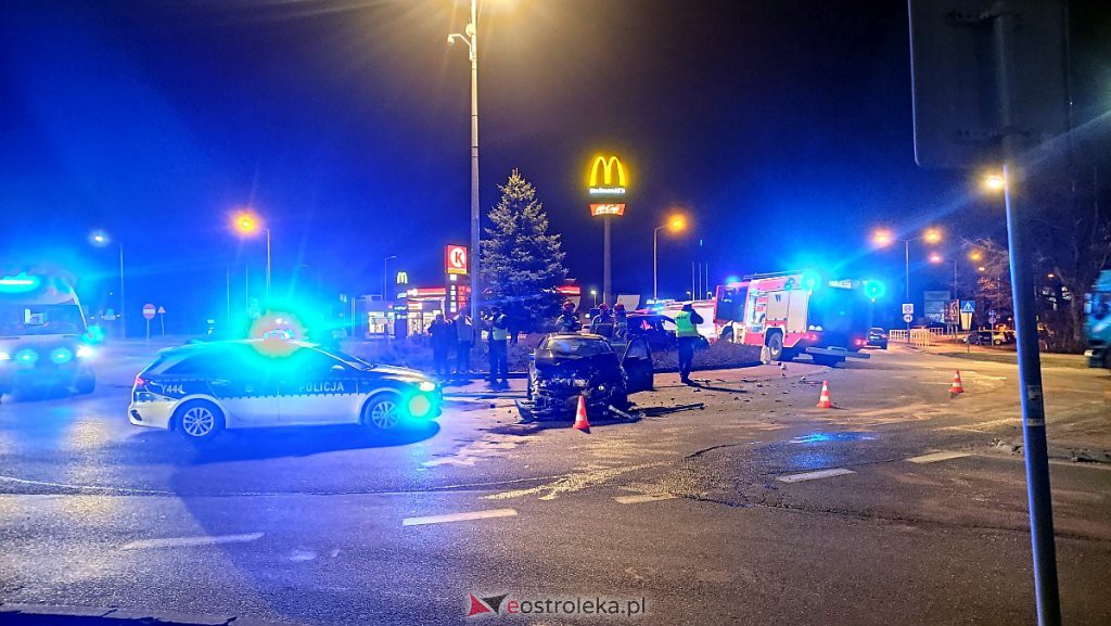 Wypadek przy wjeździe do Ostrołęki. Jedno z aut zatrzymało się na środku ronda [22.02.2022] - zdjęcie #17 - eOstroleka.pl