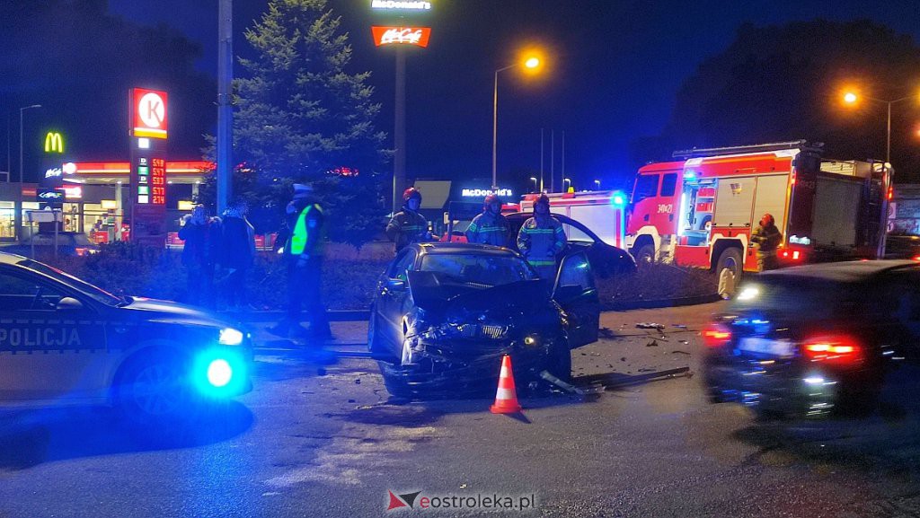 Wypadek przy wjeździe do Ostrołęki. Jedno z aut zatrzymało się na środku ronda [22.02.2022] - zdjęcie #13 - eOstroleka.pl