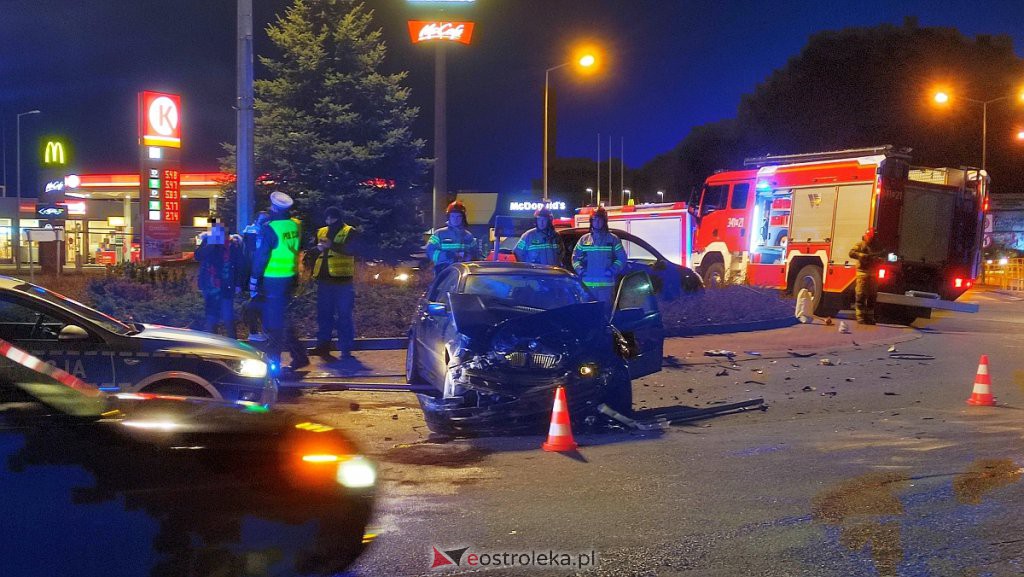 Wypadek przy wjeździe do Ostrołęki. Jedno z aut zatrzymało się na środku ronda [22.02.2022] - zdjęcie #14 - eOstroleka.pl