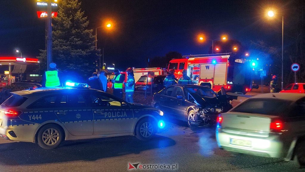 Wypadek przy wjeździe do Ostrołęki. Jedno z aut zatrzymało się na środku ronda [22.02.2022] - zdjęcie #15 - eOstroleka.pl