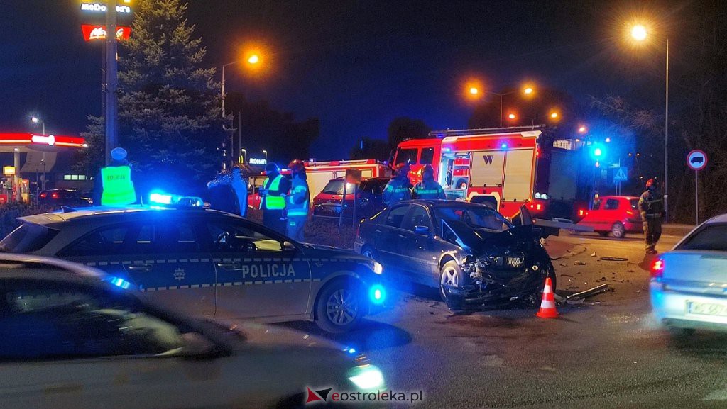Wypadek przy wjeździe do Ostrołęki. Jedno z aut zatrzymało się na środku ronda [22.02.2022] - zdjęcie #16 - eOstroleka.pl