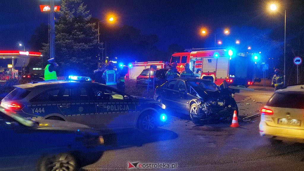 Wypadek przy wjeździe do Ostrołęki. Jedno z aut zatrzymało się na środku ronda [22.02.2022] - zdjęcie #17 - eOstroleka.pl