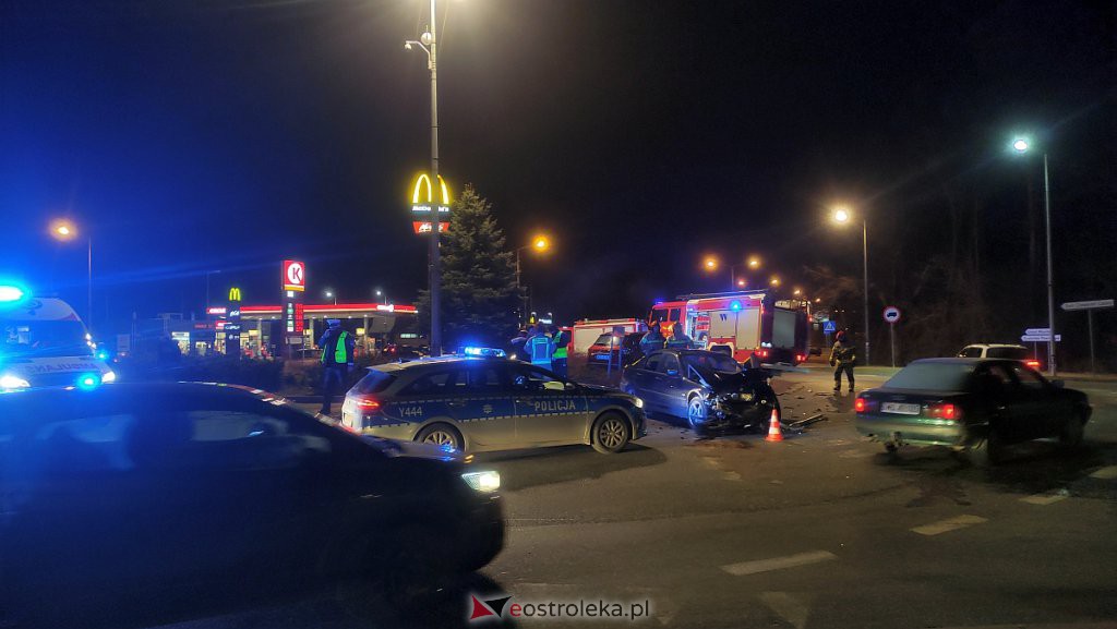 Wypadek przy wjeździe do Ostrołęki. Jedno z aut zatrzymało się na środku ronda [22.02.2022] - zdjęcie #18 - eOstroleka.pl