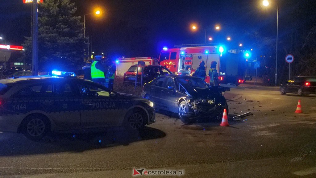 Wypadek przy wjeździe do Ostrołęki. Jedno z aut zatrzymało się na środku ronda [22.02.2022] - zdjęcie #10 - eOstroleka.pl