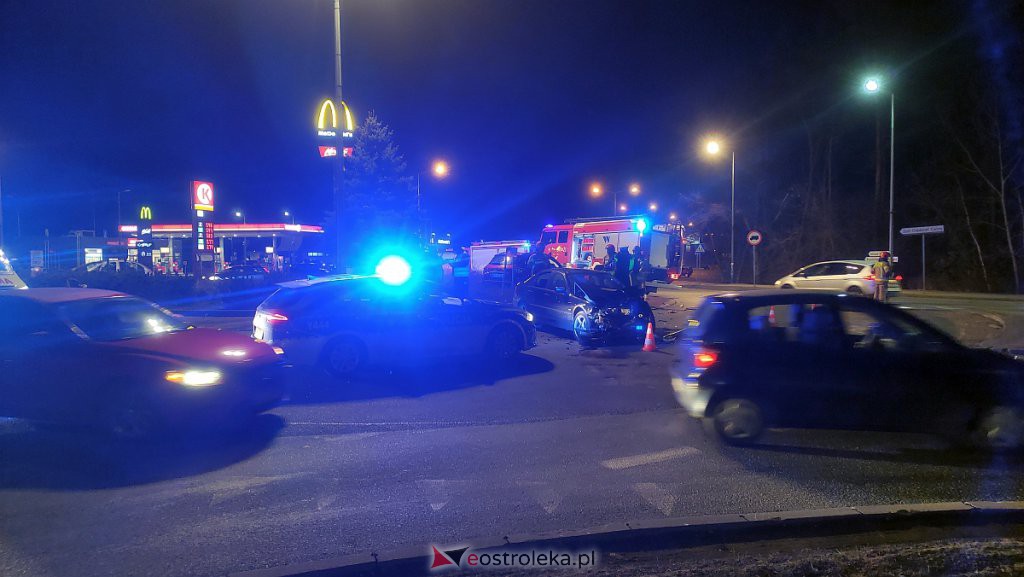 Wypadek przy wjeździe do Ostrołęki. Jedno z aut zatrzymało się na środku ronda [22.02.2022] - zdjęcie #20 - eOstroleka.pl