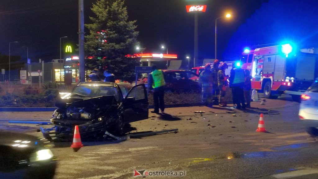 Wypadek przy wjeździe do Ostrołęki. Jedno z aut zatrzymało się na środku ronda [22.02.2022] - zdjęcie #8 - eOstroleka.pl