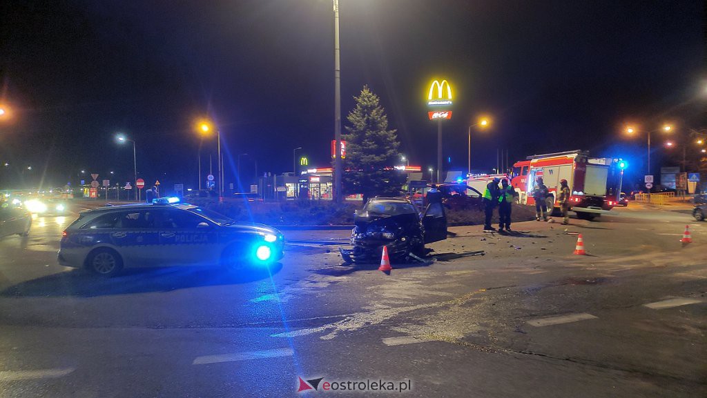 Wypadek przy wjeździe do Ostrołęki. Jedno z aut zatrzymało się na środku ronda [22.02.2022] - zdjęcie #7 - eOstroleka.pl