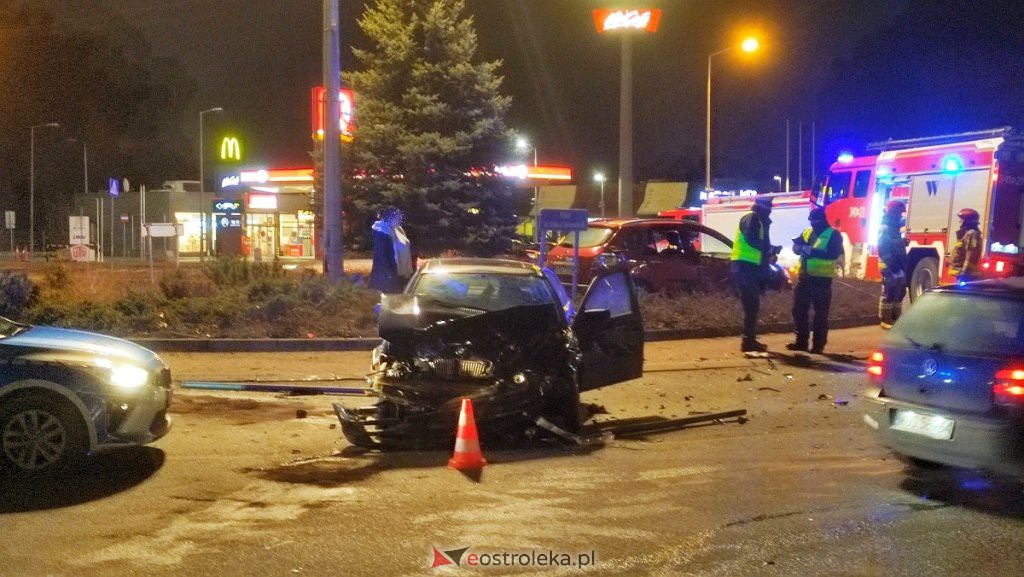 Wypadek przy wjeździe do Ostrołęki. Jedno z aut zatrzymało się na środku ronda [22.02.2022] - zdjęcie #5 - eOstroleka.pl