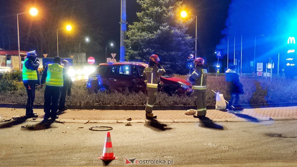 Wypadek przy wjeździe do Ostrołęki. Jedno z aut zatrzymało się na środku ronda [22.02.2022] - zdjęcie #4 - eOstroleka.pl