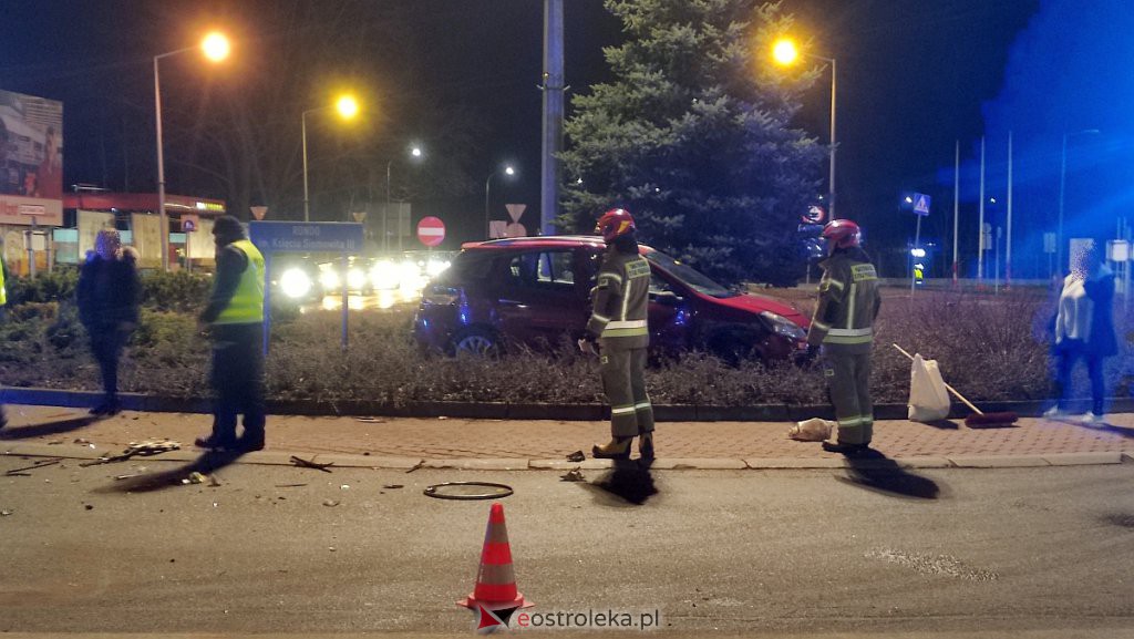 Wypadek przy wjeździe do Ostrołęki. Jedno z aut zatrzymało się na środku ronda [22.02.2022] - zdjęcie #3 - eOstroleka.pl
