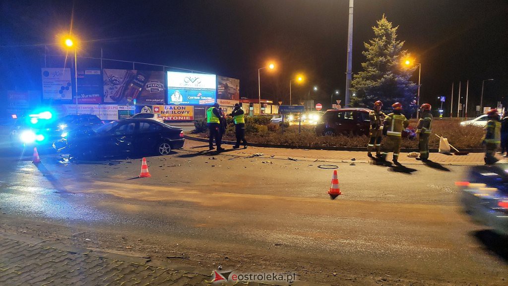 Wypadek przy wjeździe do Ostrołęki. Jedno z aut zatrzymało się na środku ronda [22.02.2022] - zdjęcie #27 - eOstroleka.pl