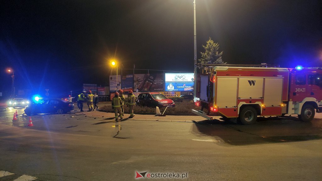 Wypadek przy wjeździe do Ostrołęki. Jedno z aut zatrzymało się na środku ronda [22.02.2022] - zdjęcie #28 - eOstroleka.pl