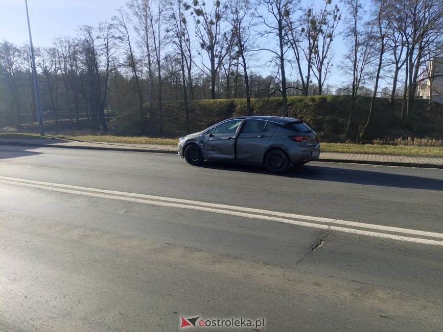 Kolejna kraksa na „krajówce” pod Ostrołęką. Uszkodzone trzy auta [24.02.2022] - zdjęcie #1 - eOstroleka.pl