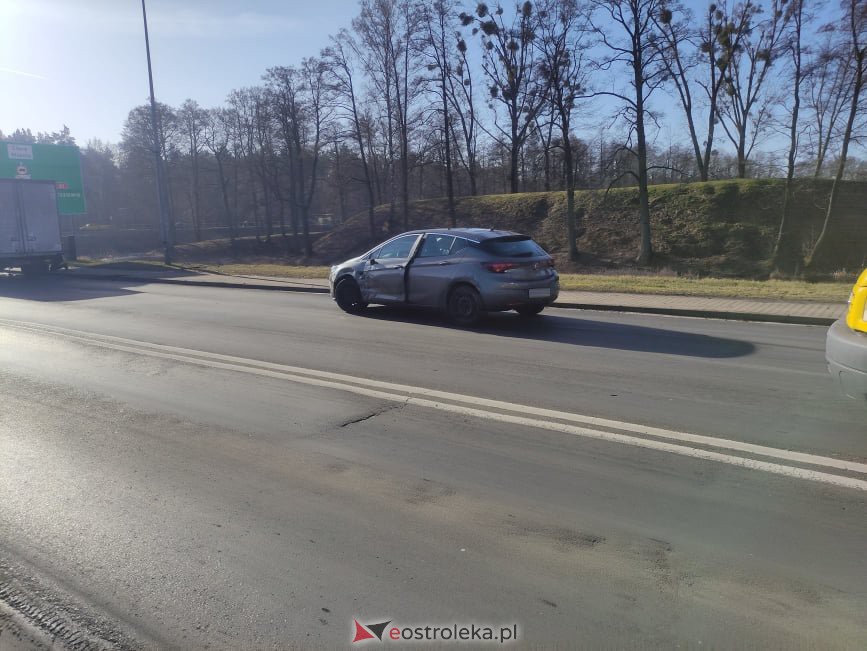 Kolejna kraksa na „krajówce” pod Ostrołęką. Uszkodzone trzy auta [24.02.2022] - zdjęcie #2 - eOstroleka.pl