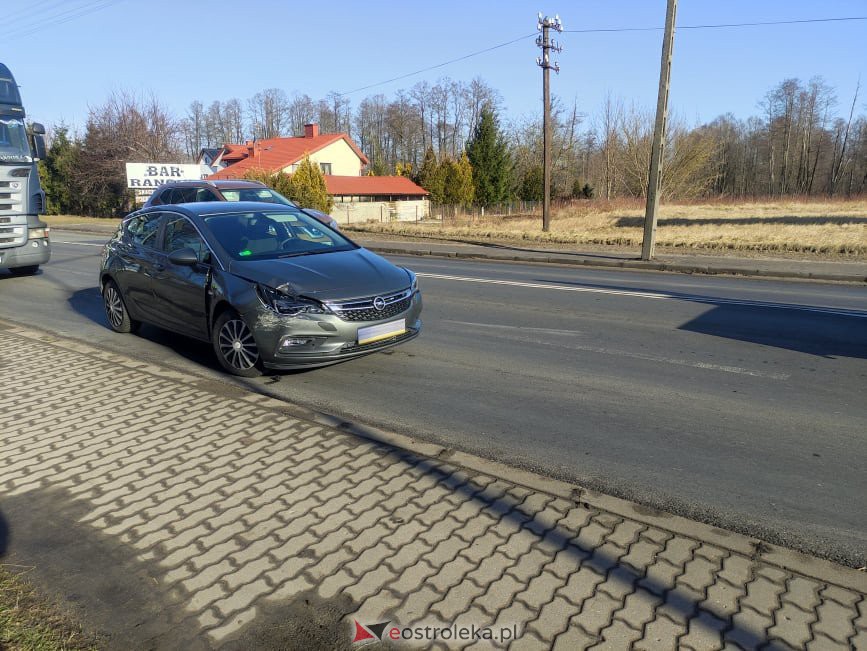 Kolejna kraksa na „krajówce” pod Ostrołęką. Uszkodzone trzy auta [24.02.2022] - zdjęcie #3 - eOstroleka.pl