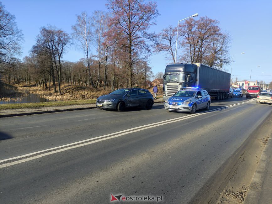 Kolejna kraksa na „krajówce” pod Ostrołęką. Uszkodzone trzy auta [24.02.2022] - zdjęcie #4 - eOstroleka.pl
