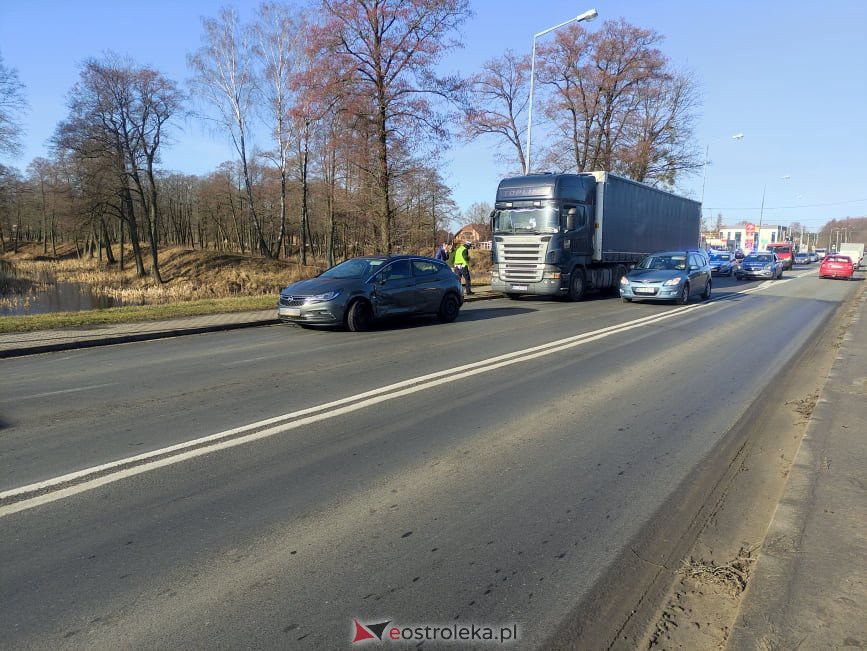 Kolejna kraksa na „krajówce” pod Ostrołęką. Uszkodzone trzy auta [24.02.2022] - zdjęcie #5 - eOstroleka.pl