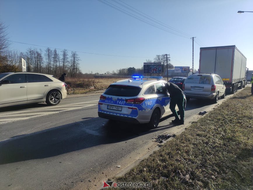 Kolejna kraksa na „krajówce” pod Ostrołęką. Uszkodzone trzy auta [24.02.2022] - zdjęcie #8 - eOstroleka.pl