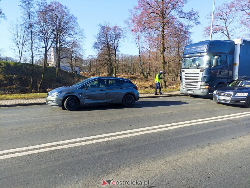 Kolejna kraksa na „krajówce” pod Ostrołęką. Uszkodzone trzy auta [24.02.2022] - zdjęcie #9 - eOstroleka.pl