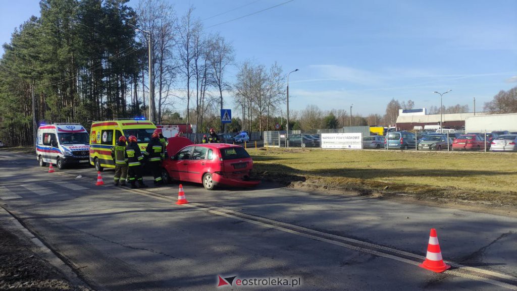 Wypadek na skrzyżowaniu Ławskiej i Przemysłowej [24.02.2022] - zdjęcie #1 - eOstroleka.pl