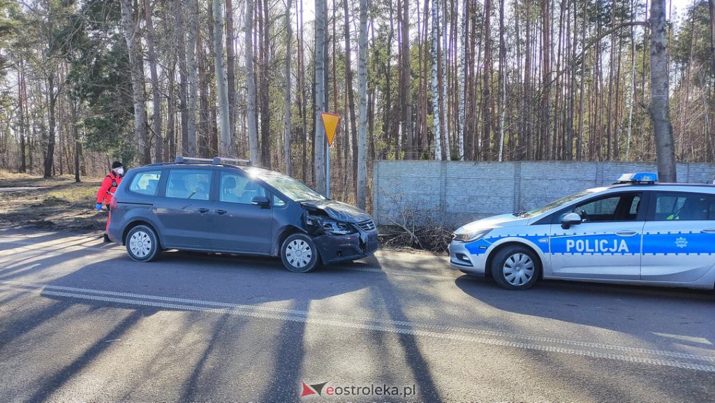 Wypadek na skrzyżowaniu Ławskiej i Przemysłowej [24.02.2022] - zdjęcie #2 - eOstroleka.pl