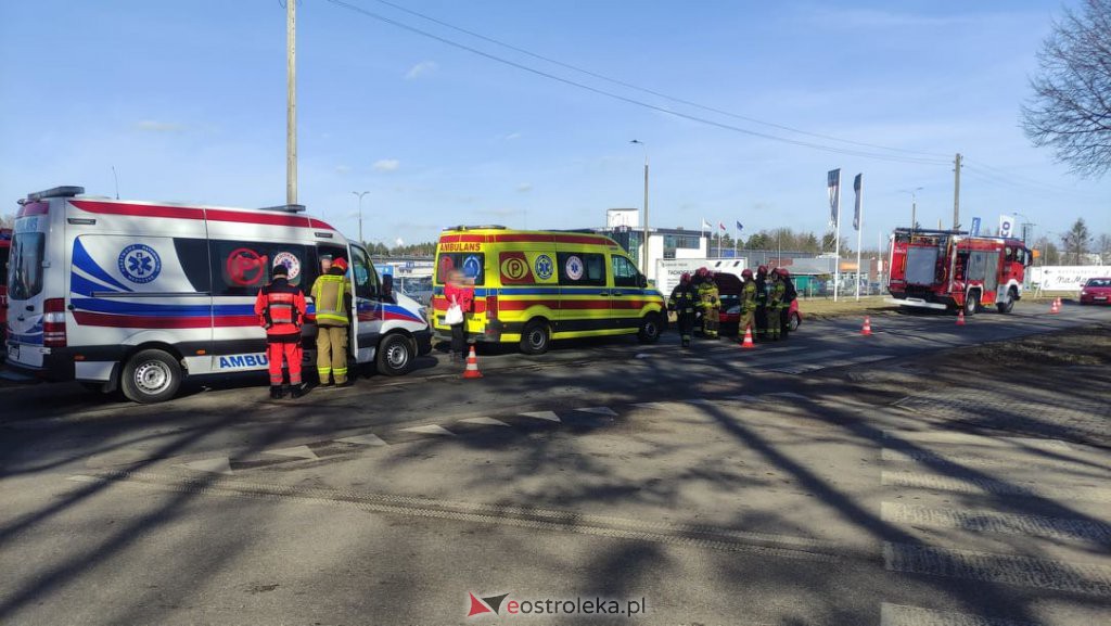 Wypadek na skrzyżowaniu Ławskiej i Przemysłowej [24.02.2022] - zdjęcie #3 - eOstroleka.pl