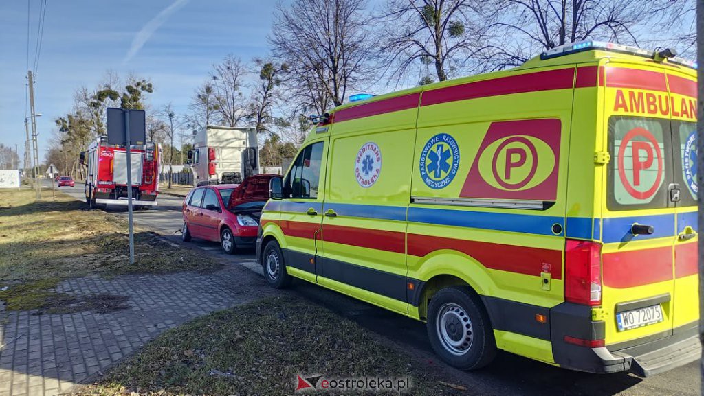 Wypadek na skrzyżowaniu Ławskiej i Przemysłowej [24.02.2022] - zdjęcie #4 - eOstroleka.pl