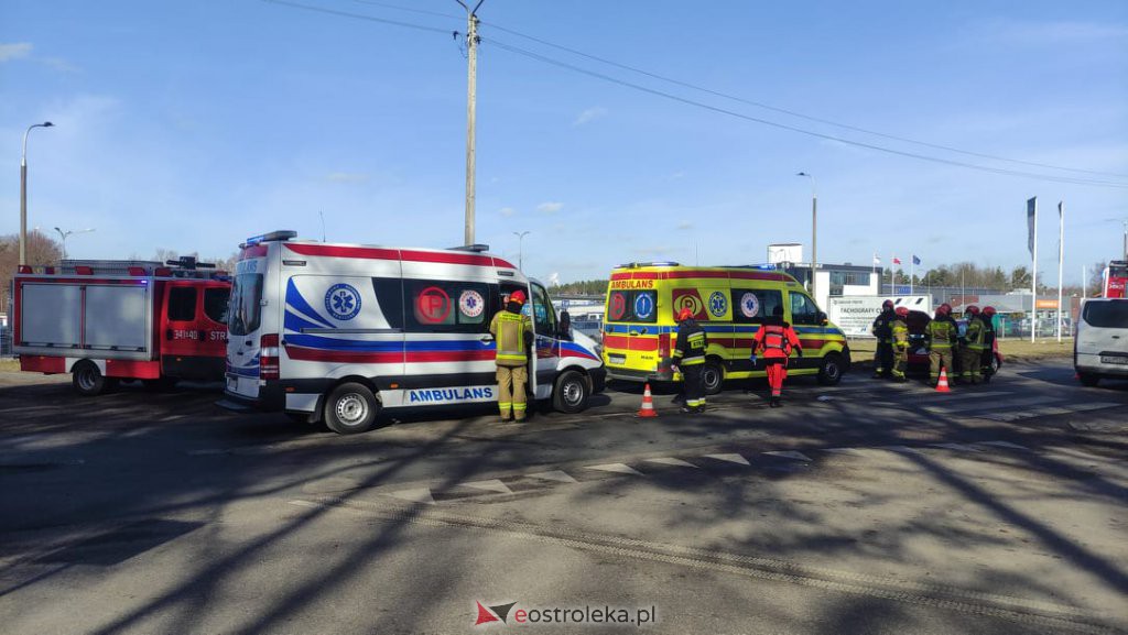 Wypadek na skrzyżowaniu Ławskiej i Przemysłowej [24.02.2022] - zdjęcie #5 - eOstroleka.pl