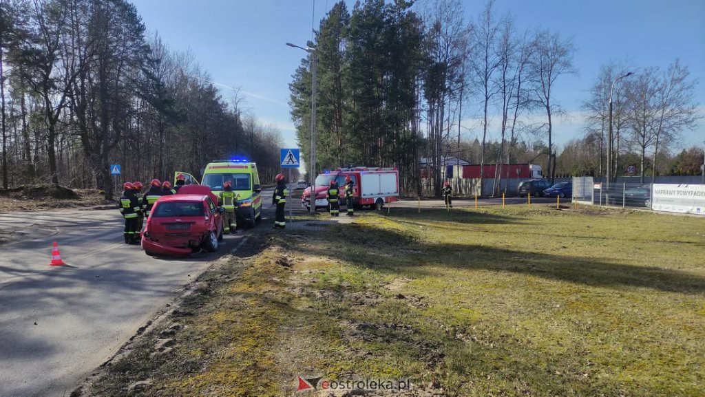 Wypadek na skrzyżowaniu Ławskiej i Przemysłowej [24.02.2022] - zdjęcie #6 - eOstroleka.pl