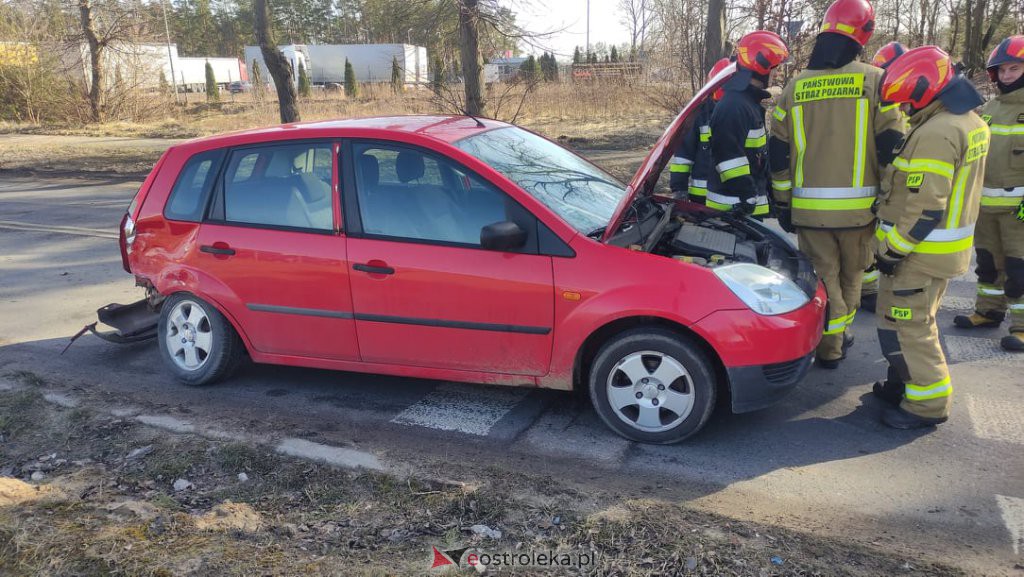 Wypadek na skrzyżowaniu Ławskiej i Przemysłowej [24.02.2022] - zdjęcie #9 - eOstroleka.pl