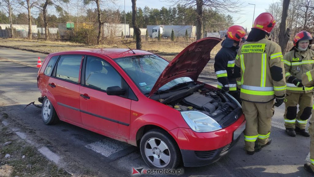 Wypadek na skrzyżowaniu Ławskiej i Przemysłowej [24.02.2022] - zdjęcie #10 - eOstroleka.pl