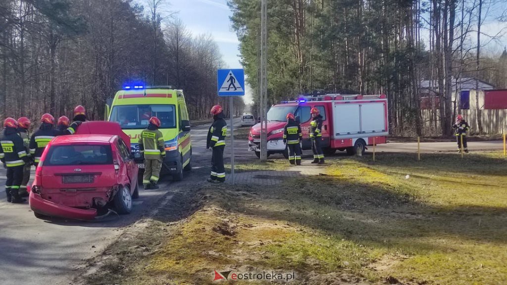 Wypadek na skrzyżowaniu Ławskiej i Przemysłowej [24.02.2022] - zdjęcie #13 - eOstroleka.pl