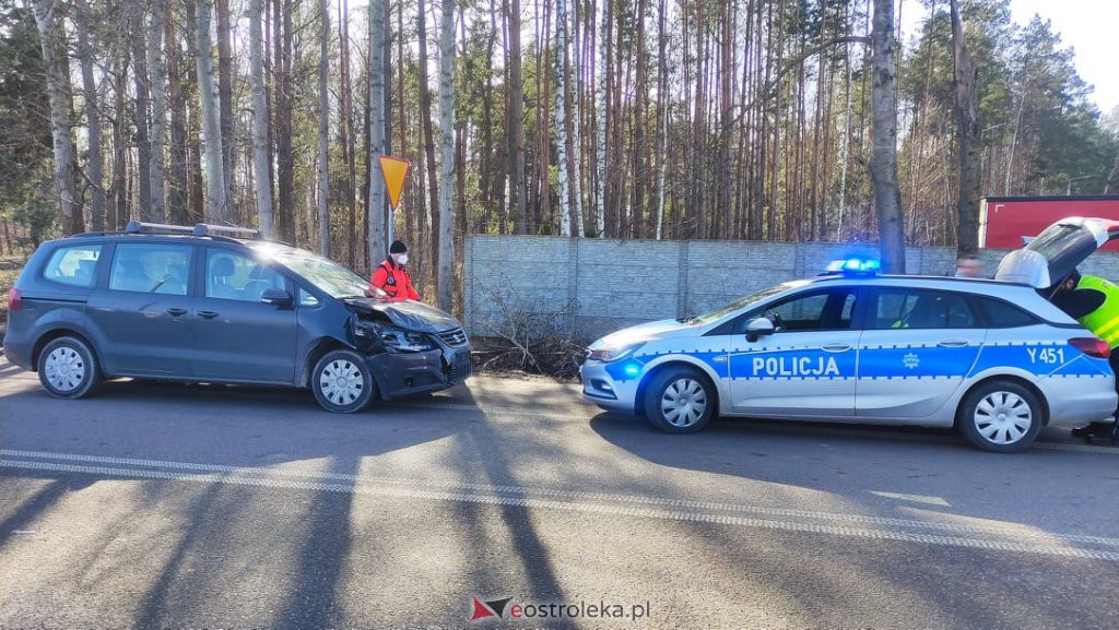Wypadek na skrzyżowaniu Ławskiej i Przemysłowej [24.02.2022] - zdjęcie #4 - eOstroleka.pl