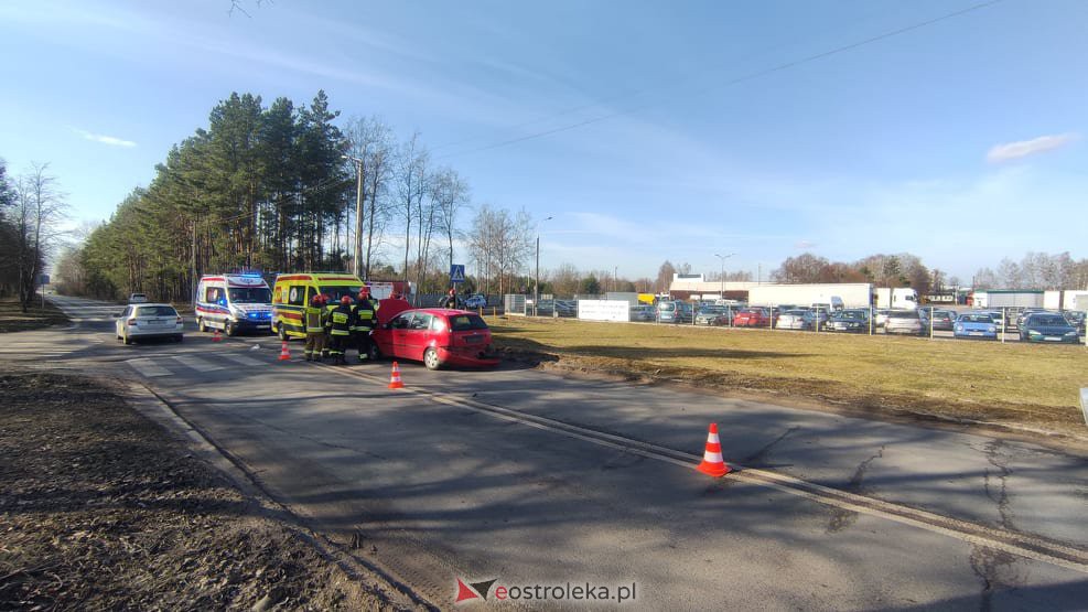 Wypadek na skrzyżowaniu Ławskiej i Przemysłowej [24.02.2022] - zdjęcie #16 - eOstroleka.pl