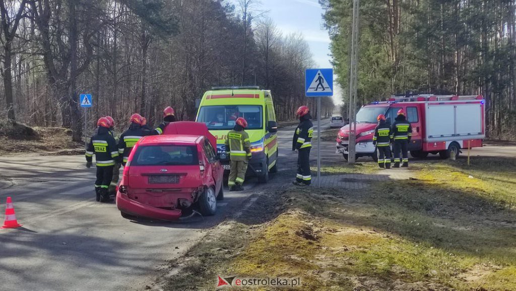Wypadek na skrzyżowaniu Ławskiej i Przemysłowej [24.02.2022] - zdjęcie #1 - eOstroleka.pl