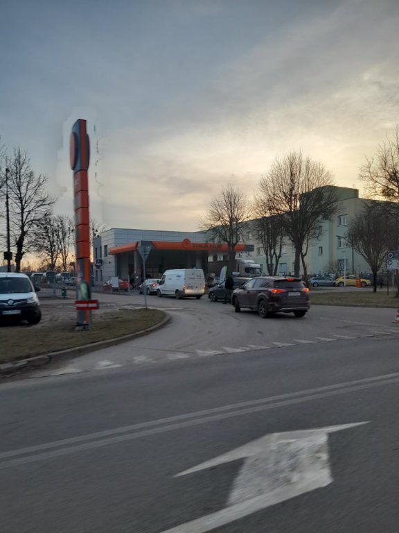 Kolejki na stacjach benzynowych [24.02.2022] - zdjęcie #9 - eOstroleka.pl