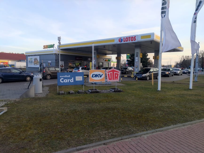 Kolejki na stacjach benzynowych [24.02.2022] - zdjęcie #4 - eOstroleka.pl