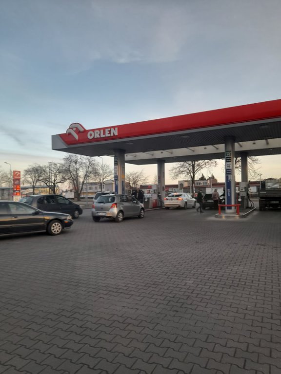 Kolejki na stacjach benzynowych [24.02.2022] - zdjęcie #13 - eOstroleka.pl