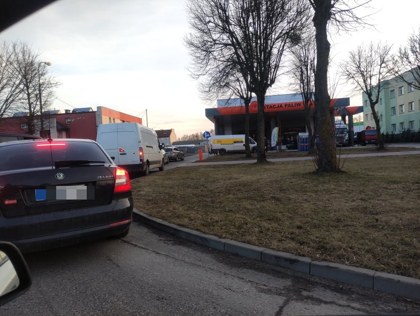 Kolejki na stacjach benzynowych [24.02.2022] - zdjęcie #11 - eOstroleka.pl