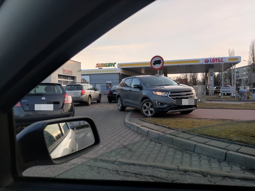 Kolejki na stacjach benzynowych [24.02.2022] - zdjęcie #12 - eOstroleka.pl