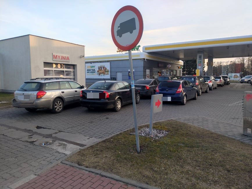 Kolejki na stacjach benzynowych [24.02.2022] - zdjęcie #1 - eOstroleka.pl