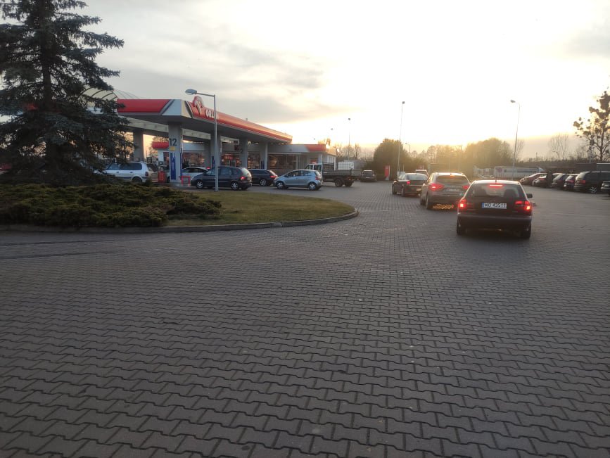 Kolejki na stacjach benzynowych [24.02.2022] - zdjęcie #5 - eOstroleka.pl