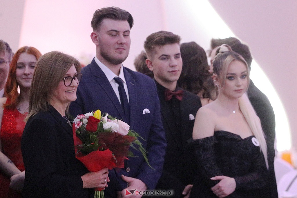 Studniówka 2022. III LO w Ostrołęce [26.02.2022] - zdjęcie #253 - eOstroleka.pl