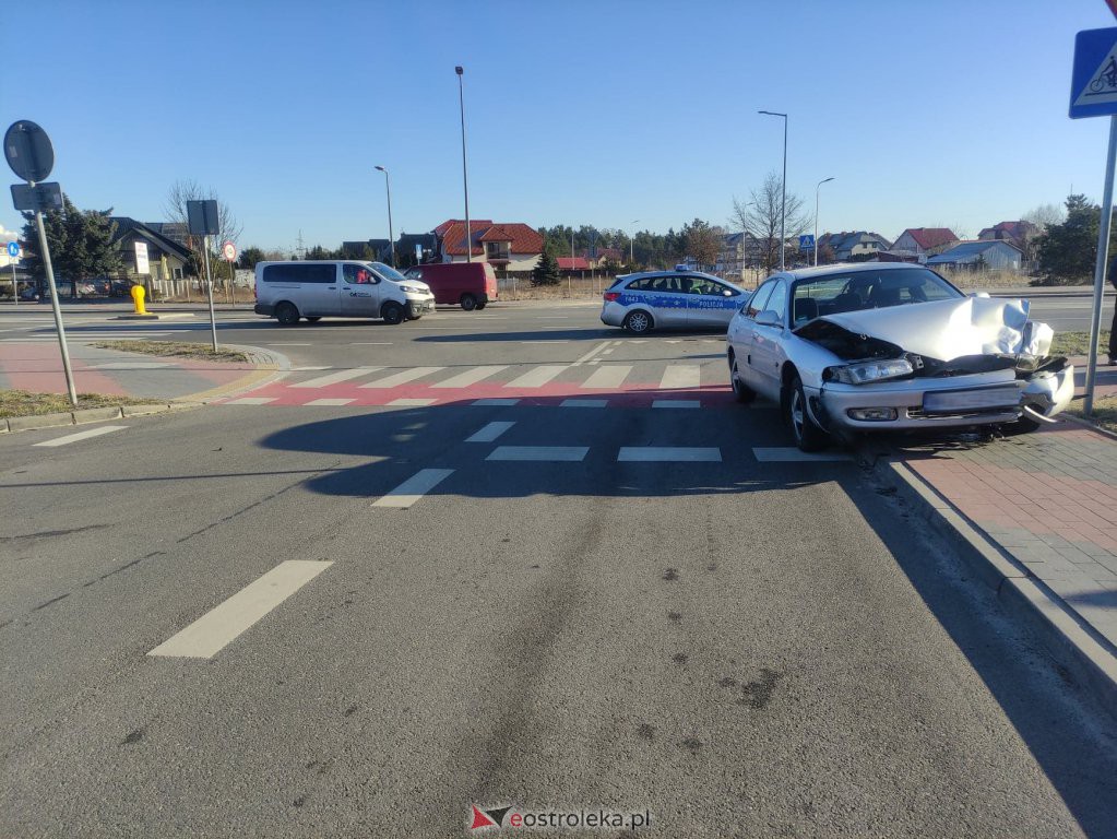 Poranna kraksa na Ostrowskiej [28.02.2022] - zdjęcie #6 - eOstroleka.pl