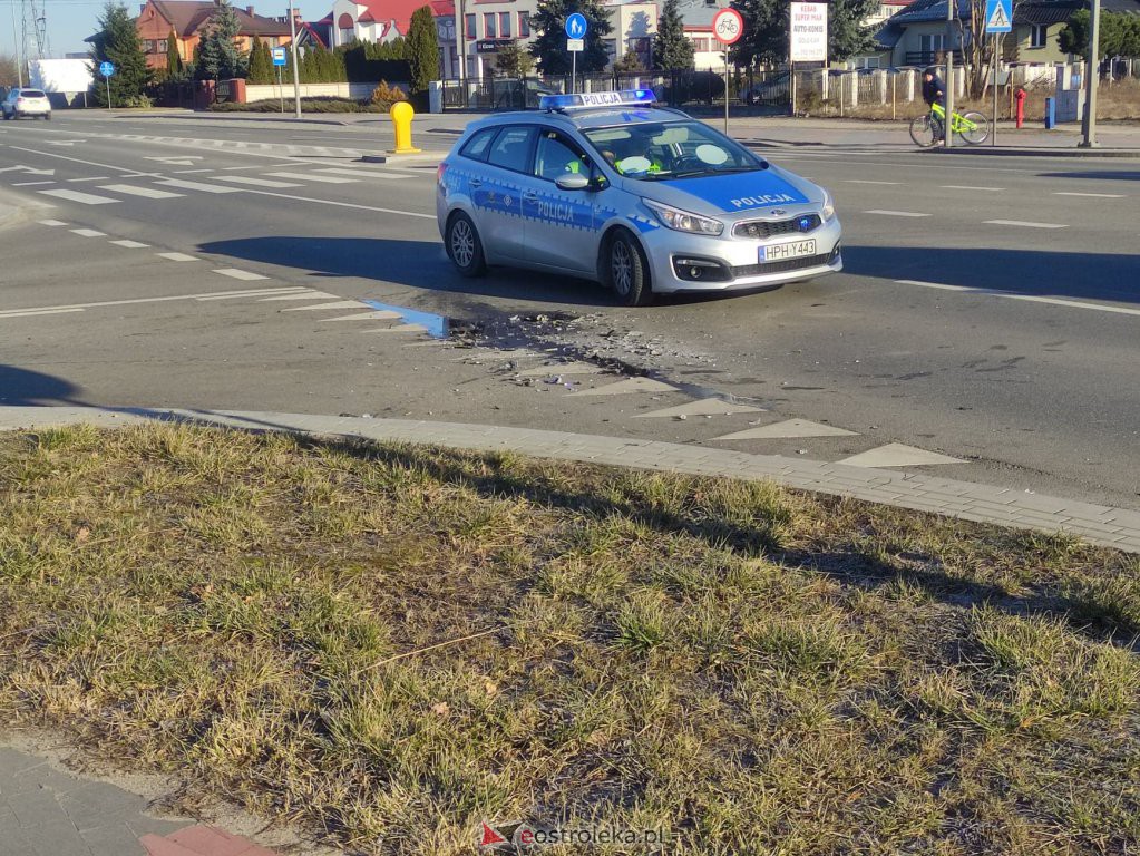 Poranna kraksa na Ostrowskiej [28.02.2022] - zdjęcie #3 - eOstroleka.pl