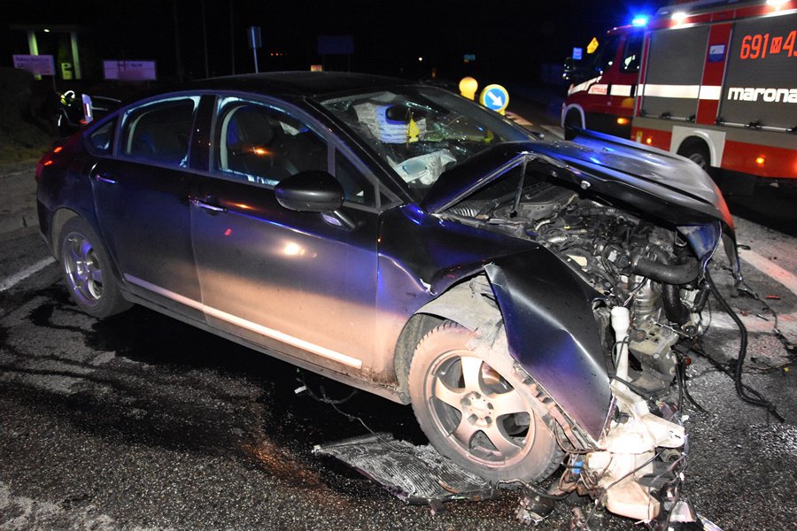 Fatalne skutki nieustąpienia pierwszeństwa. Poszkodowany kierowca trafił do szpitala [28.02.2022] - zdjęcie #3 - eOstroleka.pl