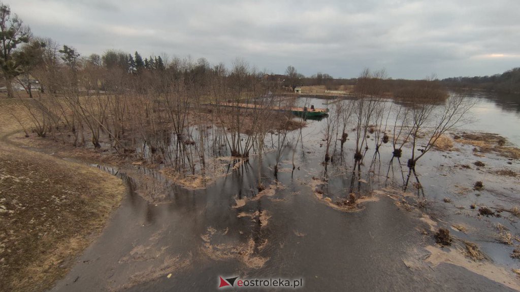 Wysoki poziom wody na Narwi w Ostrołęce [04.03.2022] - zdjęcie #1 - eOstroleka.pl