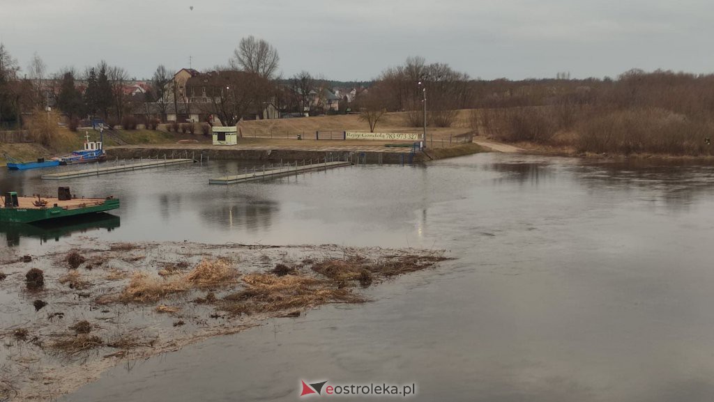 Wysoki poziom wody na Narwi w Ostrołęce [04.03.2022] - zdjęcie #2 - eOstroleka.pl