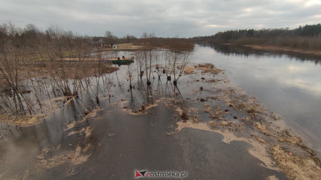 Wysoki poziom wody na Narwi w Ostrołęce [04.03.2022] - zdjęcie #3 - eOstroleka.pl