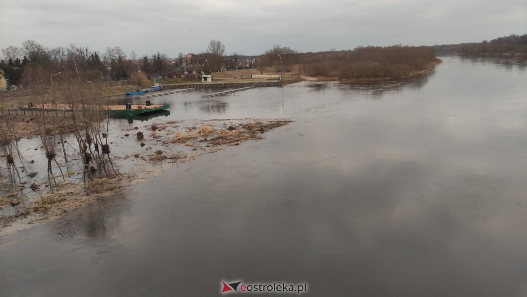 Wysoki poziom wody na Narwi w Ostrołęce [04.03.2022] - zdjęcie #38 - eOstroleka.pl